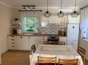 Erika Apartmanház, Dombovar